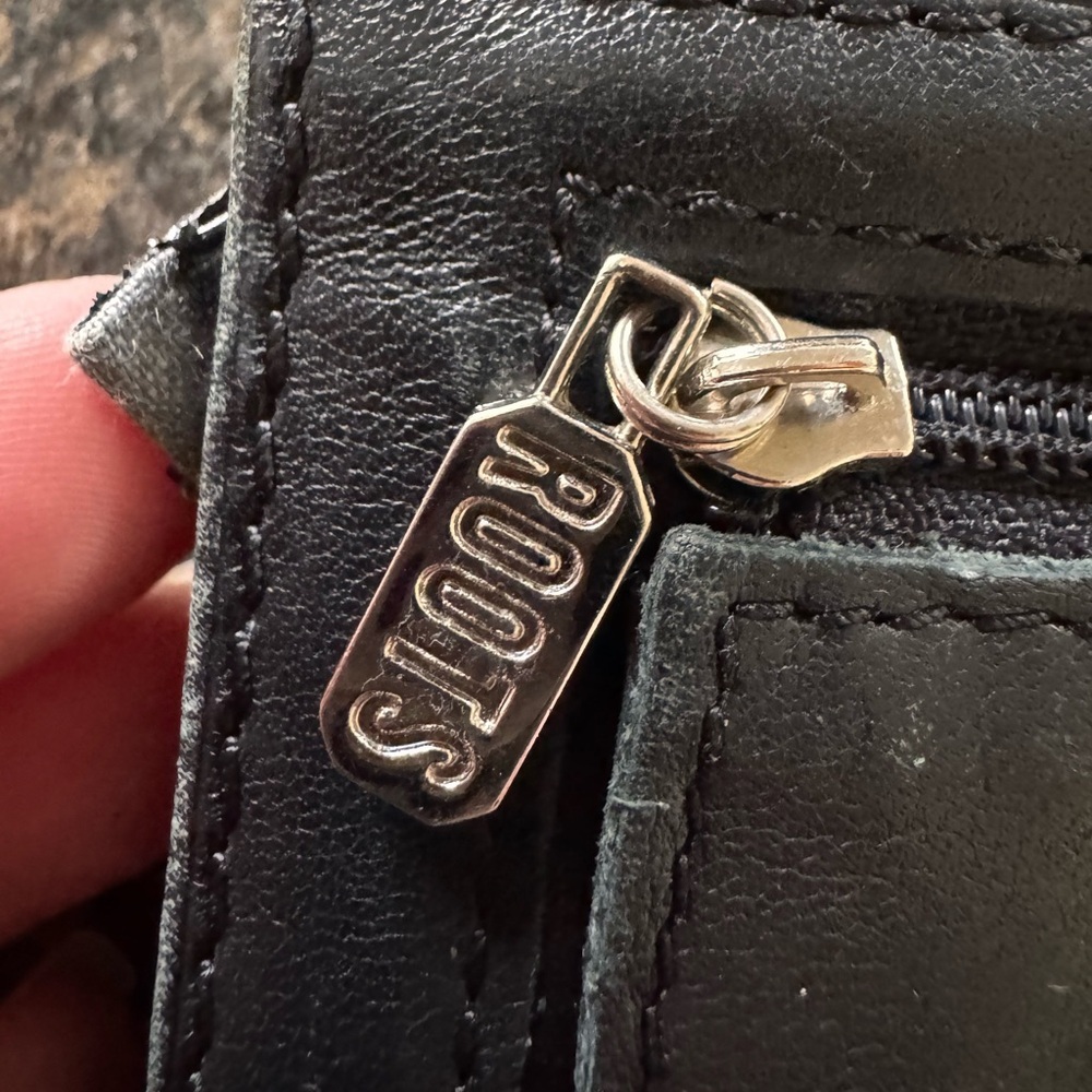 Roots Genuine Leather Long Wallet Made in Canada - Picture 6 of 10